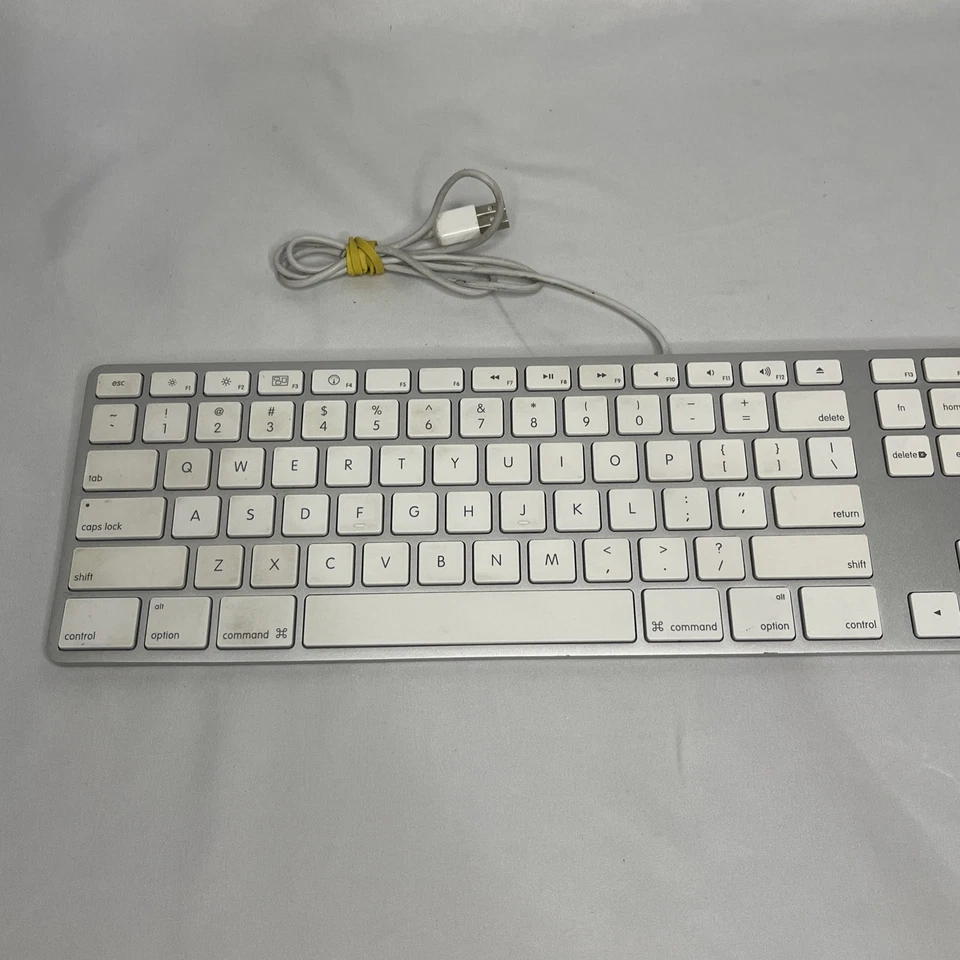 Genuine Apple A1243 Wired Mac Standard USB Keyboard w/ Numeric Keypad White - Image 2 of 4