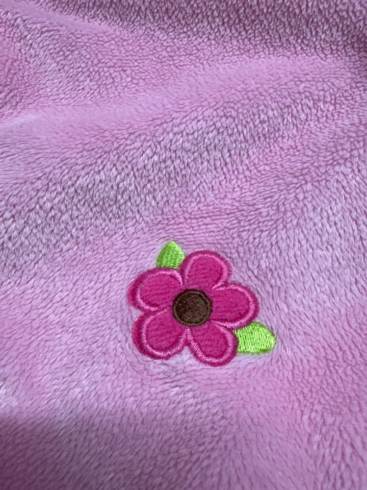 Manta de seguridad para bebé Small Wonders rosa mono sonajero borde satinado y bordado Foto 3 de 4