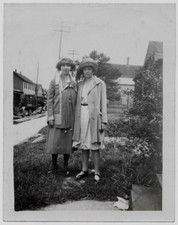 OLD PHOTO 2 WOMEN WEARING DRESSES JACKETS AND HATS 1920S