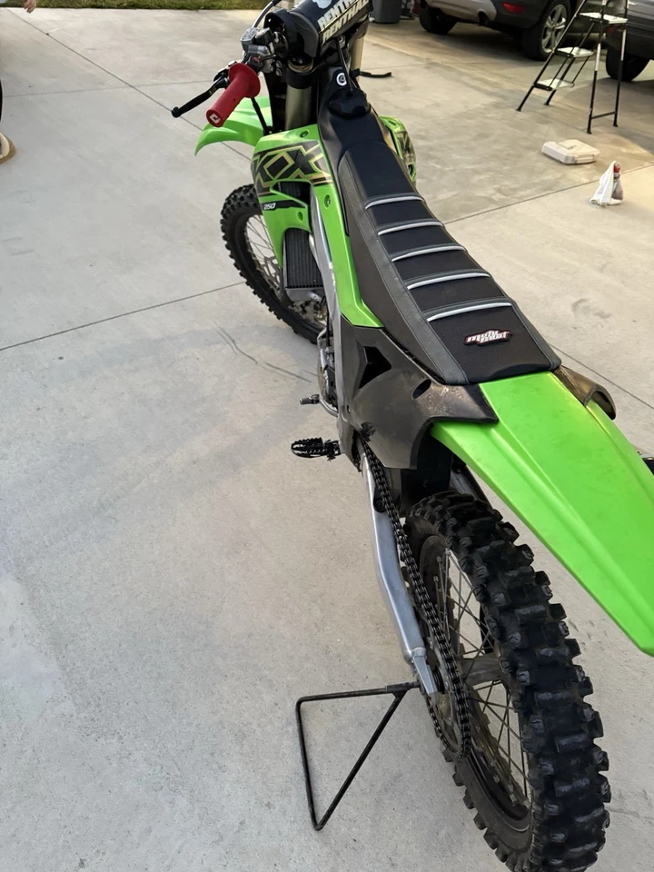 Moto de cross KX250 2021 a la venta plásticos originales y plásticos adicionales vienen con ella Foto 2 de 4