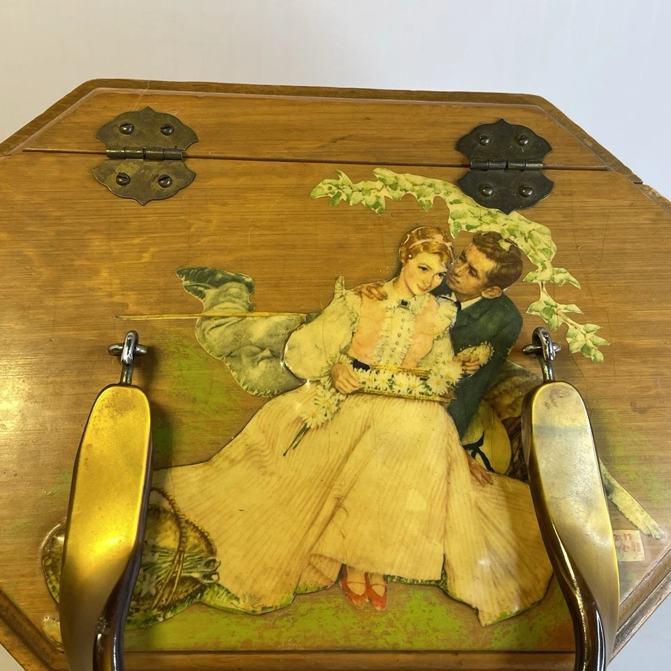 Cartera Caja Madera BerJan Años 70 Vintage Norman Rockwell Obra de Arte Detalle 3D Decoupage Foto 3 de 4