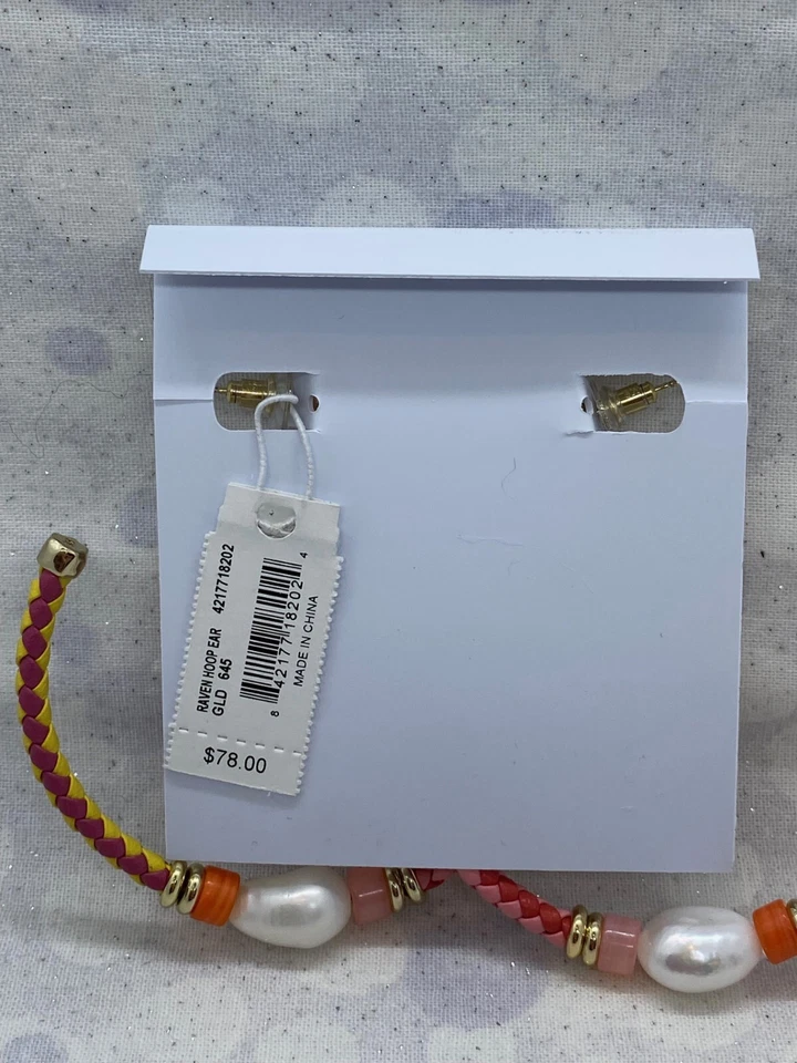 Pendientes de aro Kendra Scott Raven en mezcla de coral cuero perla tono dorado Foto 4 de 4