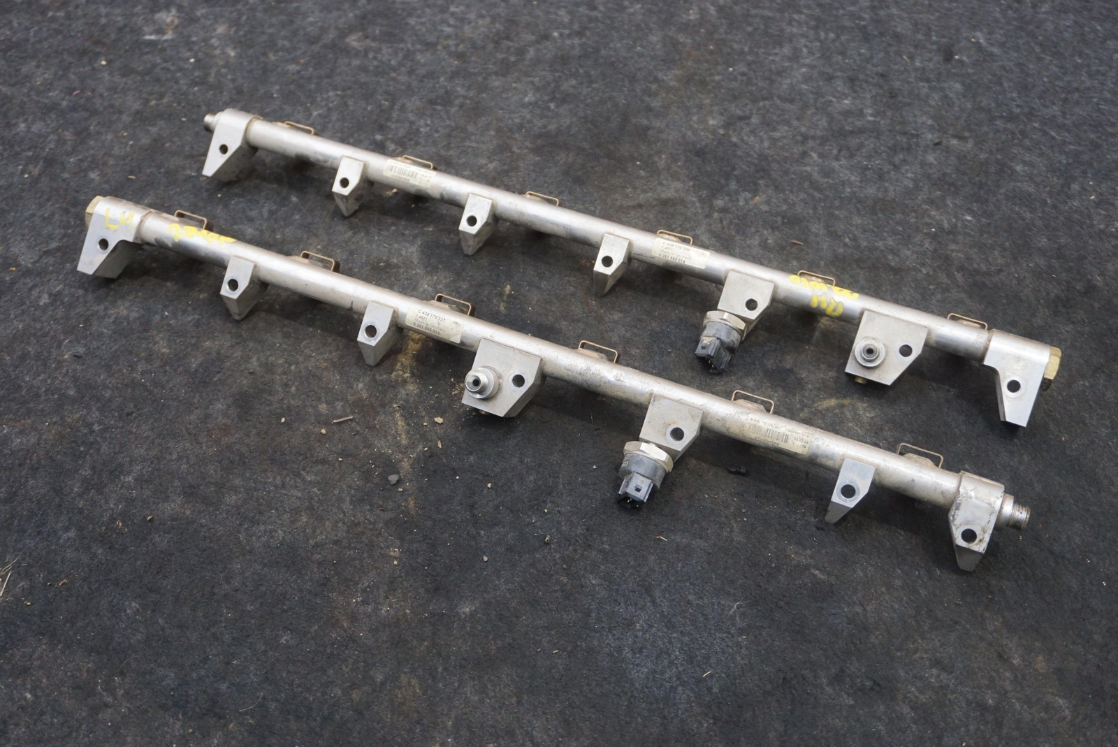 Set Left & Right Engine Fuel Injection Rail 0261555015 Rolls Royce Phantom 03-17
