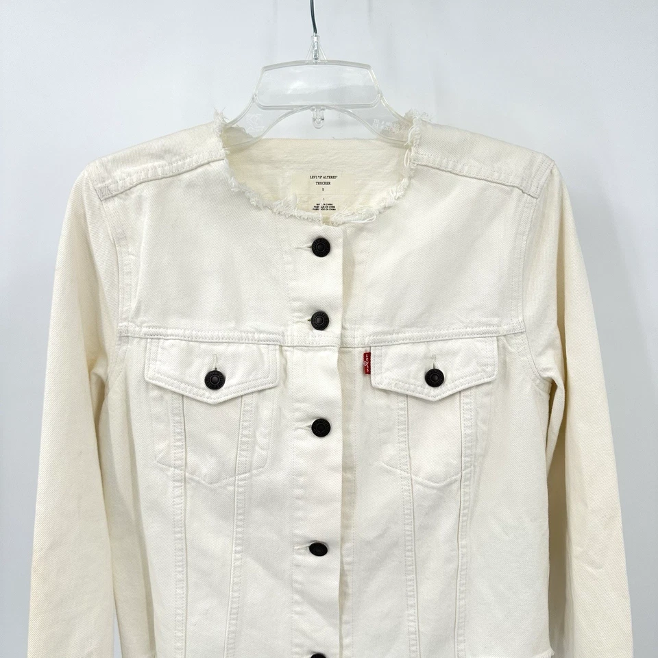 CHAQUETA CAMIONERO LEVIS ALTERADA Detalle Cremallera Bordes Deshilachados Marfil Reimaginado S Foto 2 de 4