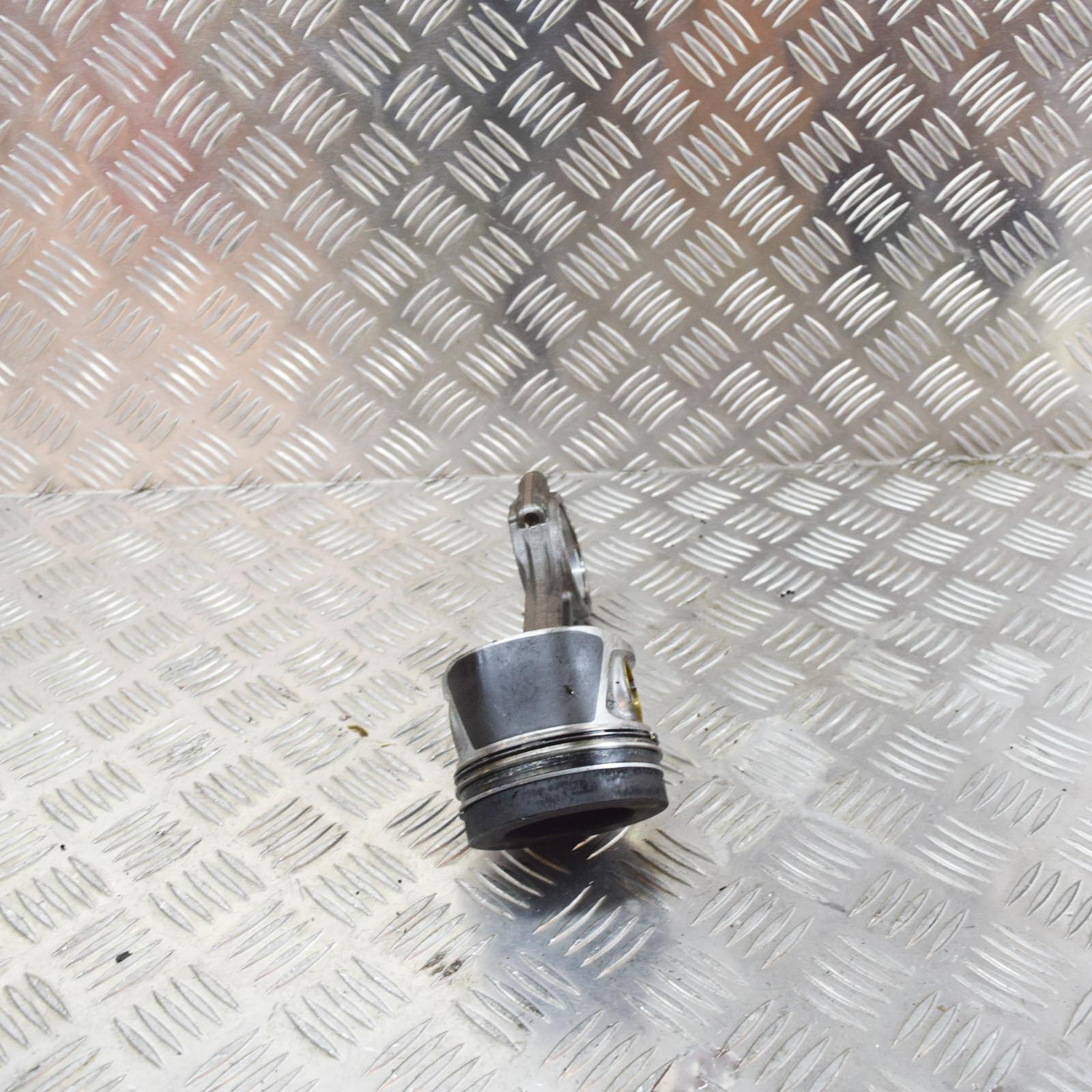 Audi Q5 8R Engine Piston with Connecting Rod 038198401F 2.0 Diesel