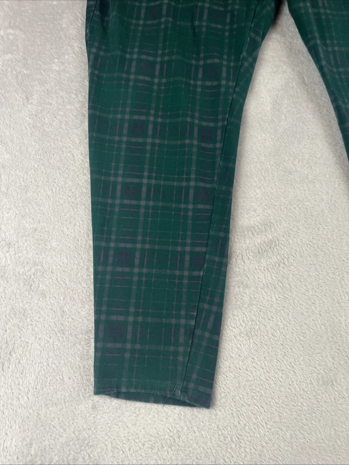 Pantalones elásticos recortados a cuadros verdes Torrid para mujer talla grande 3 Foto 2 de 4