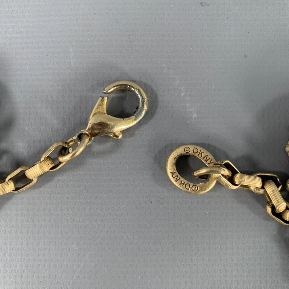 Collar DKNY años 80 tapas de botellas de metal dorado Foto 3 de 3