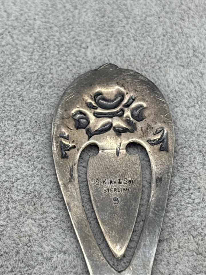 Marcador vintage de plata de ley S. Kirk & Son con monograma de rosas Foto 4 de 4