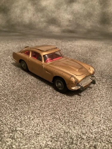 Corgi toys James Bond aston martin DB5 #261 in original working condition,, read