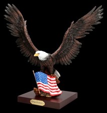 Figurka orła z flagą USA - Skrzydła Wolności - Figurka symbolu wolności - wys. 43,5 cm