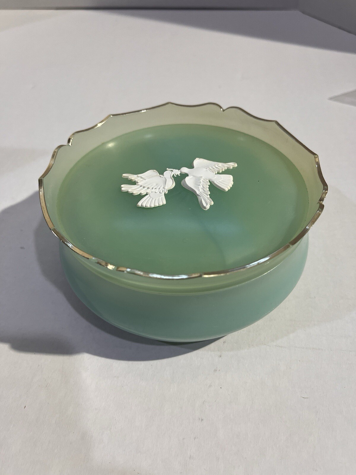 1960s Avon Rapture Beauty Dust Green Powder Box with White Doves Unused