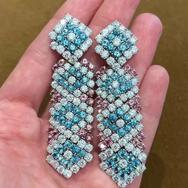 Pendiente redondo de aguamarina y zafiro rosa creado en laboratorio de 18 quilates enchapado en oro blanco de 14 KW Foto 2 de 4