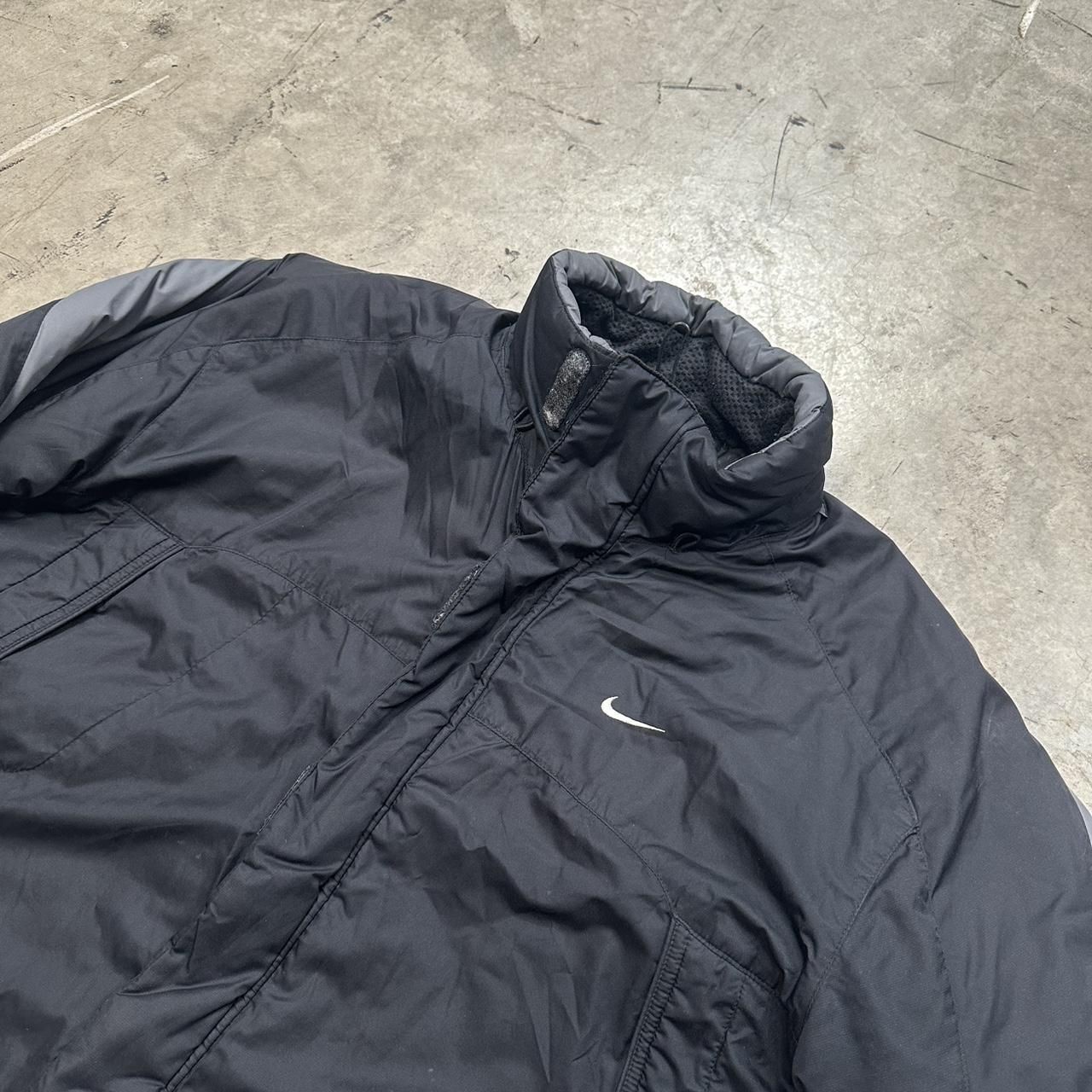 SACAI X NIKE Giacca imbottita uomo vintage Y2K Nike Athletic Spellout taglia M