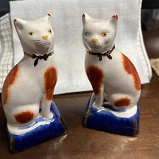 Fritz & Floyd Vintage Staffordshire Style Porcelain Cat On Pillow Bookends Pair