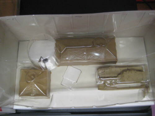HO MODEL POWER DESERT TAN TENTS WITH TANK LIGHTED #666 SOLD AS IS NO BOX - Picture 3 of 3