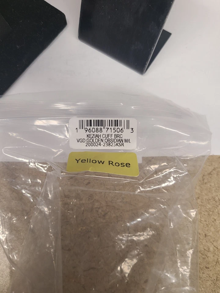 Brazalete Kendra Scott Keziah Vintage Oro en Obsidiana Dorada | Obsidiana/Met Foto 3 de 3