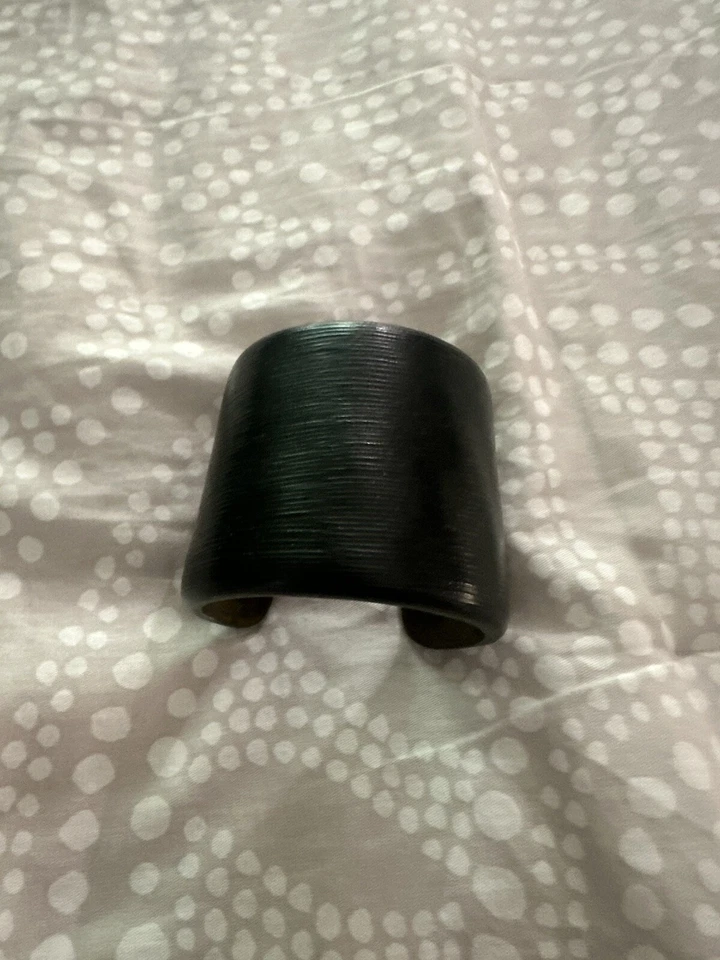 Brazalete Alexis Bittar Lucite negro