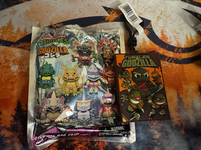 TMNT x Godzilla  exclusive A bag clip