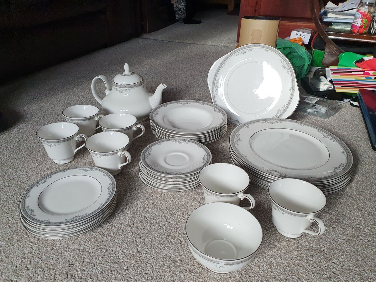 Royal Doulton York Dinner Service 33 Pieces UK