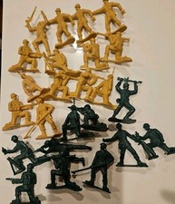 25 Vintage Plastic Army Men Soldiers Green Tan Desert Lot Mixed Battle Poses