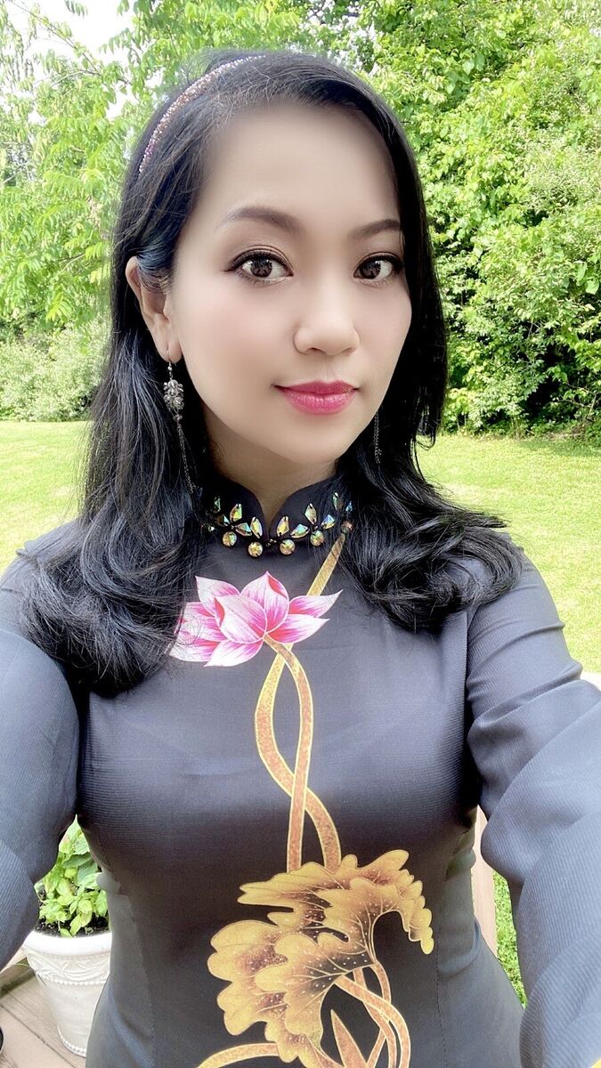 Ao dai Vietnamese lua Nhat den in 6D hoa sen ket da o co Ao dai Vietnamese lua Nhat den in 6D hoa sen ket da o co