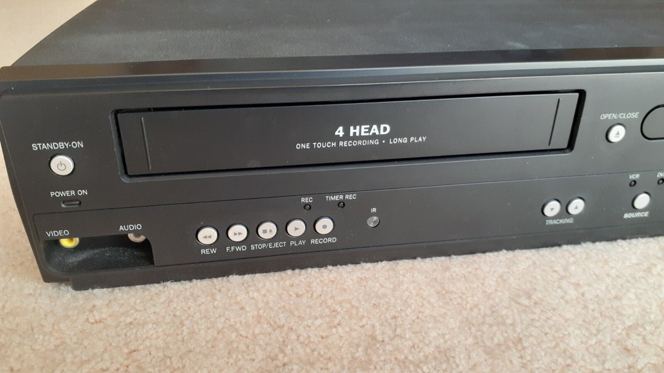 Magnavox DV220MW9 4 Head VCR DVD Player Combo W/Remote Works Without