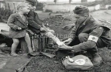 WW2 PICTURE PHOTO US ALLIED SOLDIER HELPS A GIRL 6892
