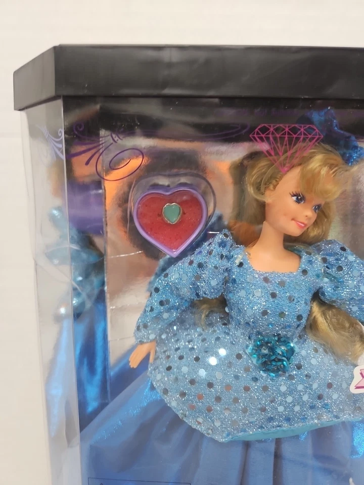 NUEVO 1992 Tesoros de Cumpleaños MARCHA Moda Rincón Coleccionista Muñeca 11 1/2" Soporte Foto 2 de 4