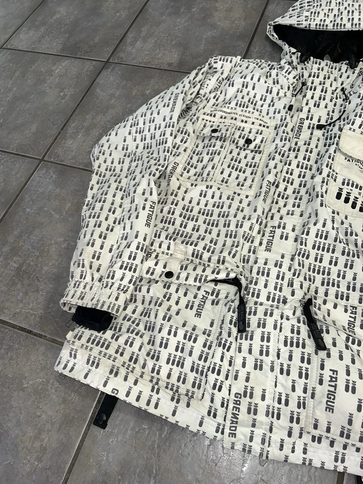 Chaqueta de snowboard Grenade Fatigue Project con estampado integral blanca talla X-grande para hombre Foto 2 de 4