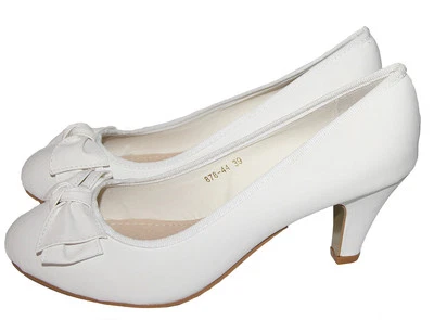 BRAUTSCHUHE PUMPS IN LEDER OPTIK IN CREME WEISS KLEINE ABSATZ -- M 098