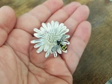 CUTE WHITE ENAMEL DAISY FLOWER BEE BROOCH PIN BIRTHDAY GARDENER GIFT FOR HER