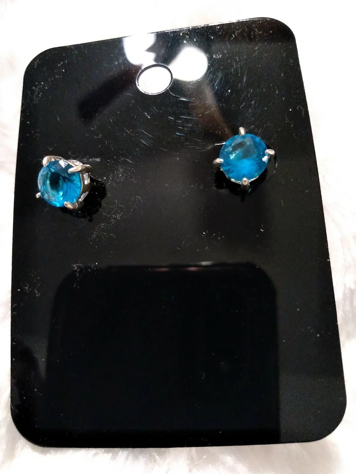Aretes redondos de plata de ley con topacio azul Londres Foto 2 de 4