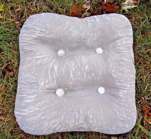 Pillow stepping stone mold concrete plaster plastic mould 14" x 14" x 3" thick - 第 1/9 張圖片