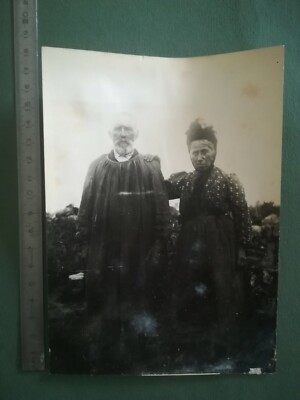 R24 Foto um 1920 sehr guter Zustand 17,5x12,5 cm Altes Paar Kopfbedeckung Kittel im Garten