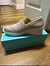 SKECHERS Martha Stewart Pier-Lite Reflection Womens Slip-On Wedge Gray 10