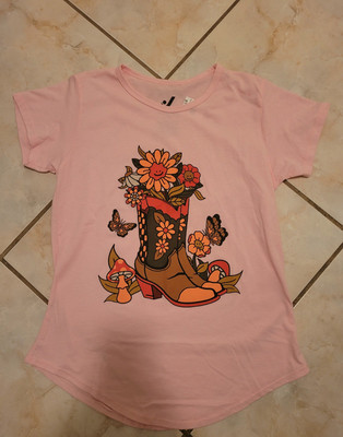 Juniors casual pink graphic top with boot and flower design  NWT (Size L)