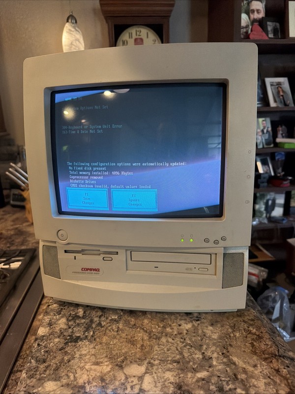 Compaq Presario CDS 520 All-in-One Retro PC Boots Up Fast Read 👇 Description