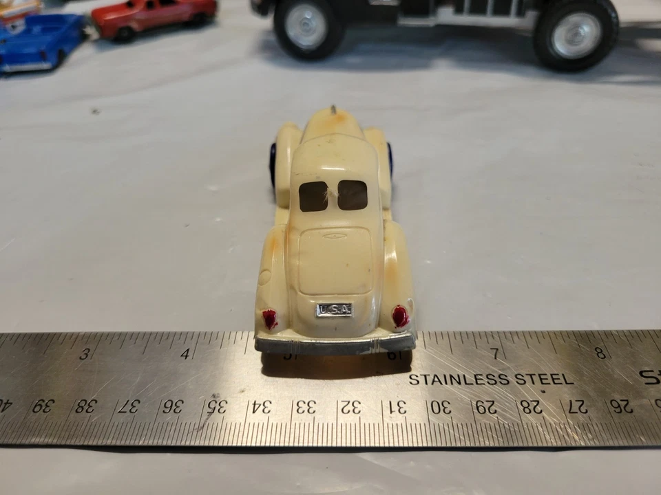 Coche de juguete de plástico duro vintage blanco Cadillac sedán ~ Lapin Products Foto 4 de 4