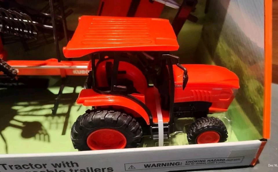NIB NEWRAY KUBOTA L6060 TRACTOR W/ INTERCHANGEABLE HAY TRAILERS 1:18 SCALE - Image 2 of 4