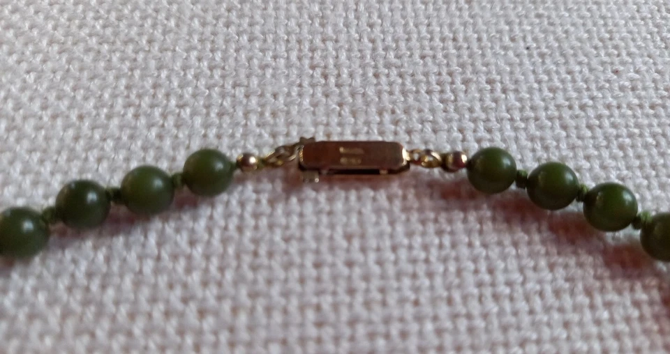 COLLANA  GIROCOLLO PERLE GIADA sferiche verdi, chiusura argento dorato, vintage - Immagine 3 di 4