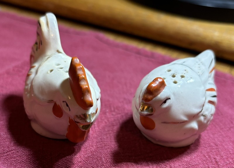 USED VINTAGE Porcelain Roosters Salt & Pepper Shaker Set Corks Intact From Japan