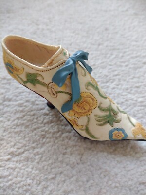 Just The Right Shoe by Raine Brocade Court 25002 Willitts Designs 1998