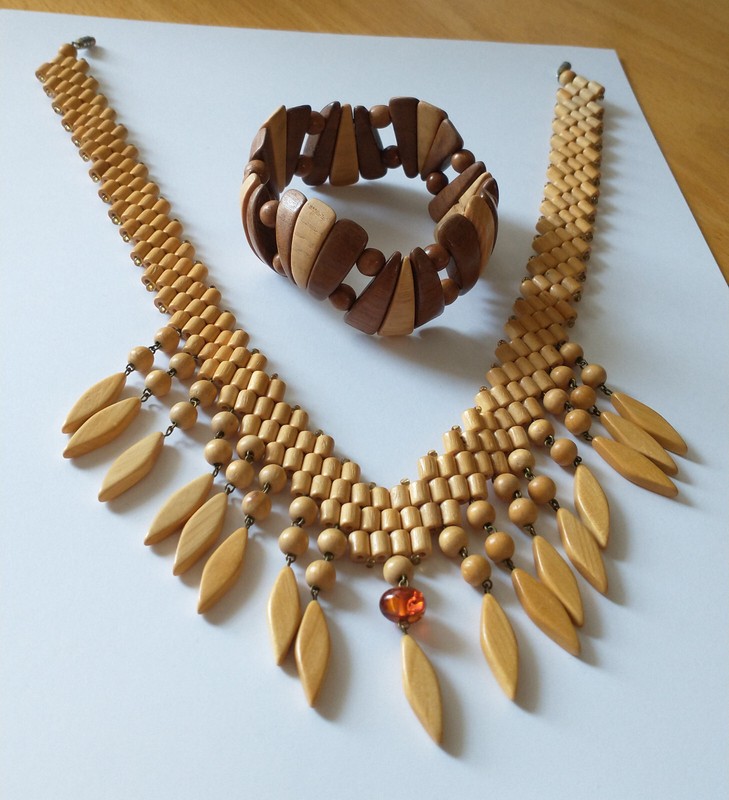 VINTAGE Jewelry Set Fashionable Wood Amber Necklace & Wood Elastic Bracelet