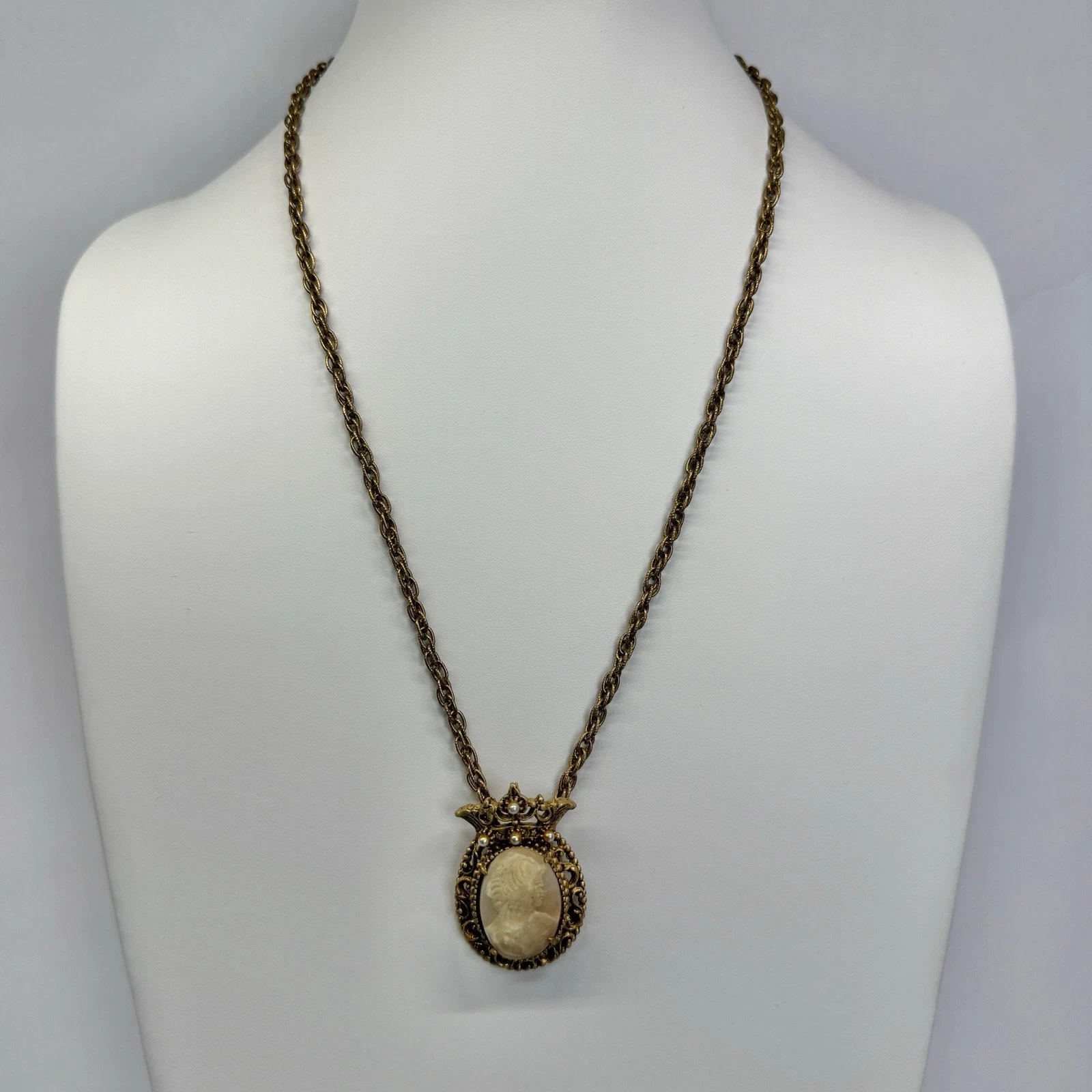 FLORENZA Cameo Brooch Dainty Filigree Gold Tone Vintage Necklace Jewelry N198