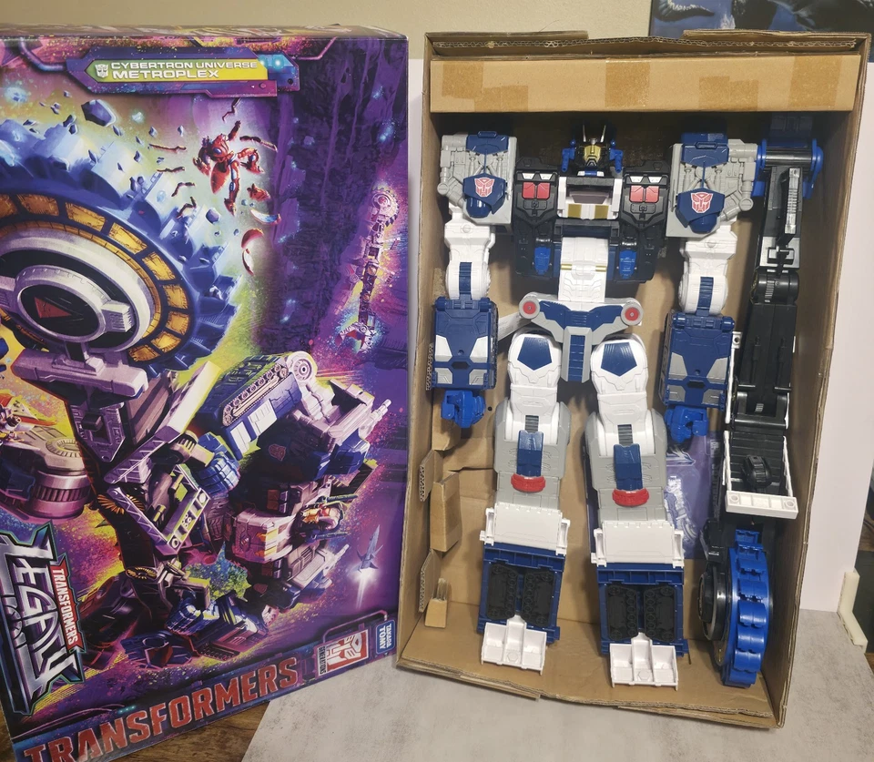 Transformers: Legacy Titan Cybertron Universe Metroplex - Image 2 of 4