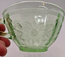 Vtg 1930s Jeanette Glass Co Poinsettia? Green Depression Glass Teacup Uranium? 