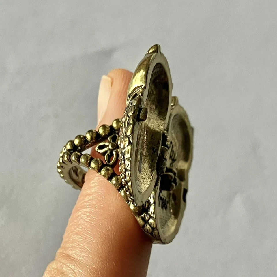 Anillo de cóctel medallón búho FOSSIL talla 8 apertura con bisagras tono dorado con pedrería  Foto 4 de 4