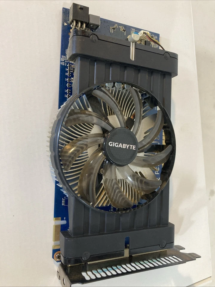 GIGABYTE NVIDIA GEFORCE GTS 450 DDR3 1GB 128 BIT DUAL DVI-I/HDMI, Box Disc Guide - Image 3 of 4