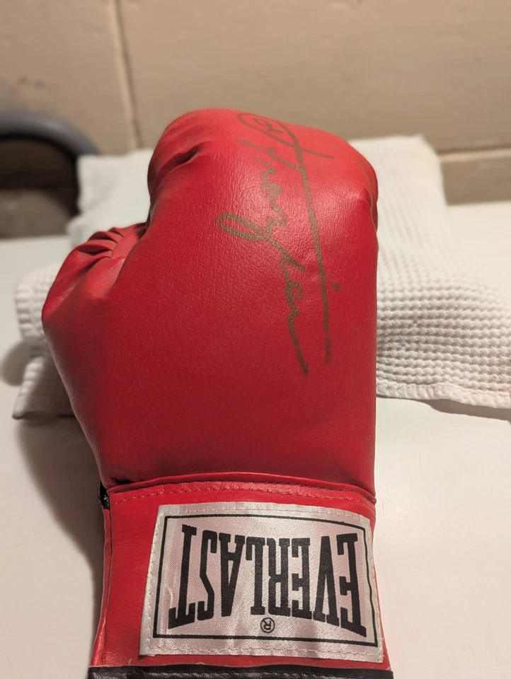 H.O.F Boxing Great 'Smokin' Joe Frazier AUTOGRAPHED Everlast Boxing Glove - Image 2 of 4