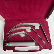 "McCoy Flexitip Fiber Optic LED Laryngoscope Set - High Precision Medical Tool".